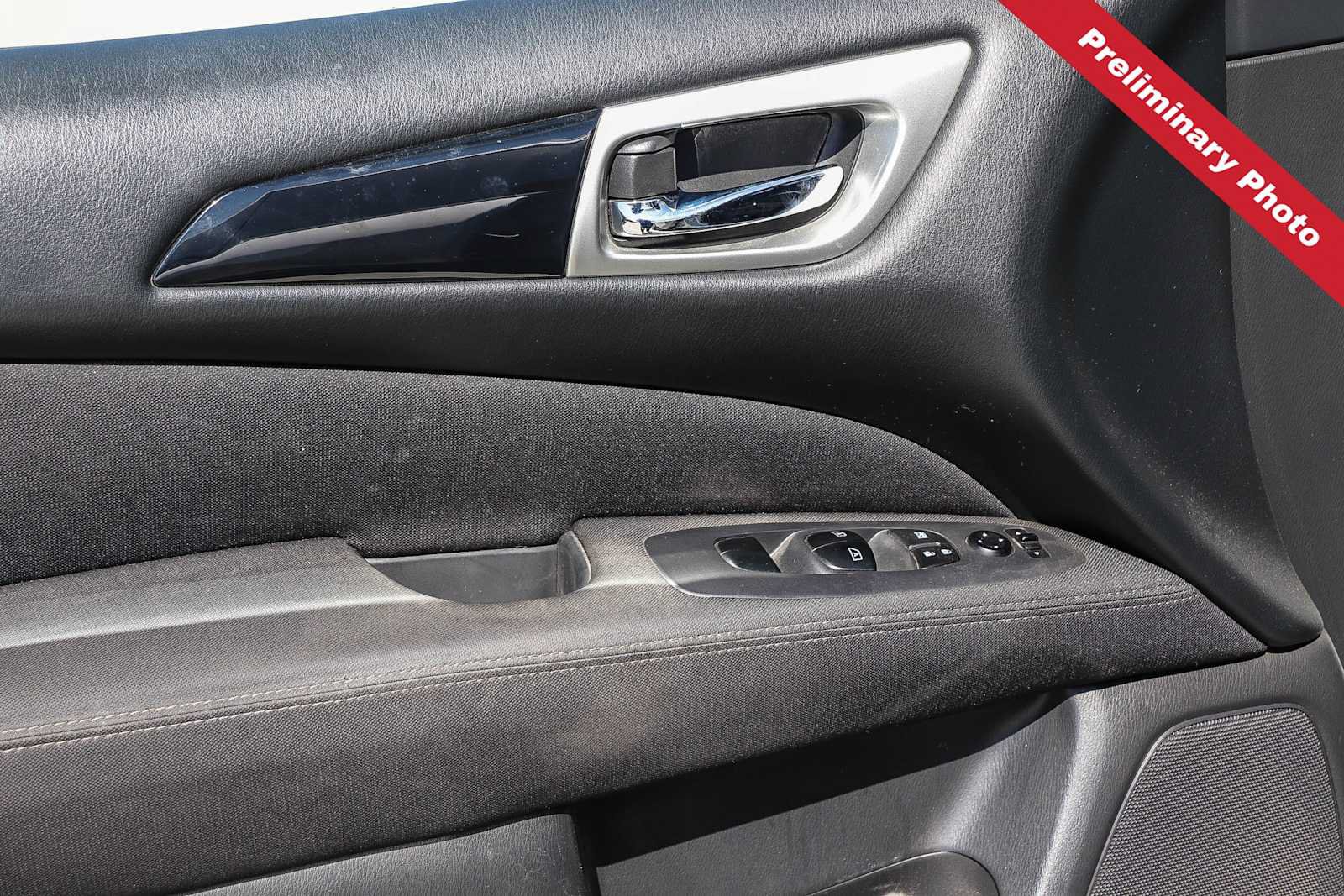 Used 2017 Nissan Pathfinder SV FWD image 13