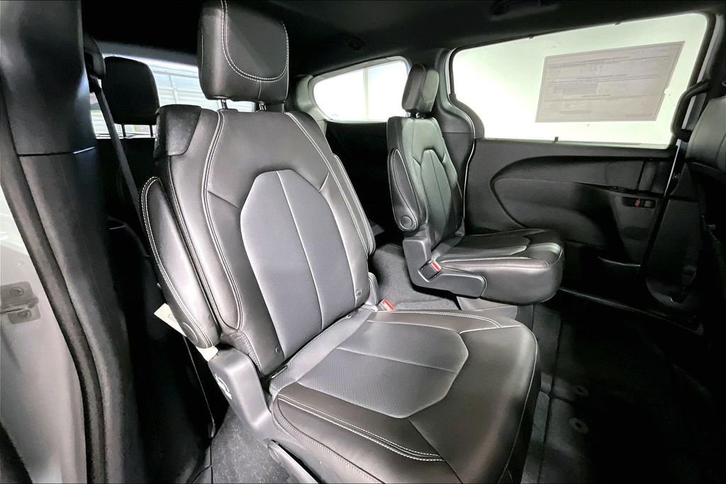 New 2026 Chrysler Voyager LX image 9