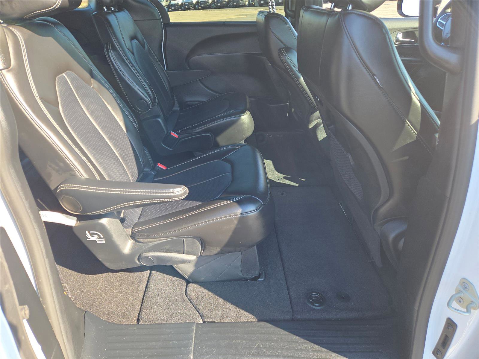 Certified 2025 Chrysler Pacifica Select image 9