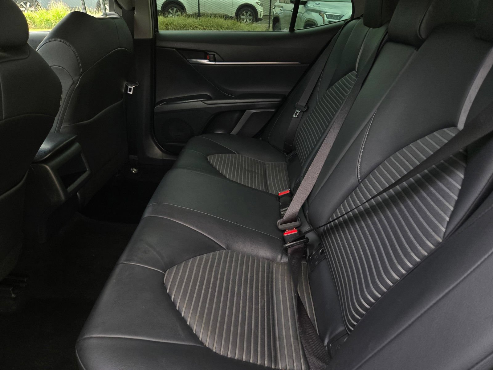 Used 2018 Toyota Camry SE w/ Moonroof Package FWD image 9