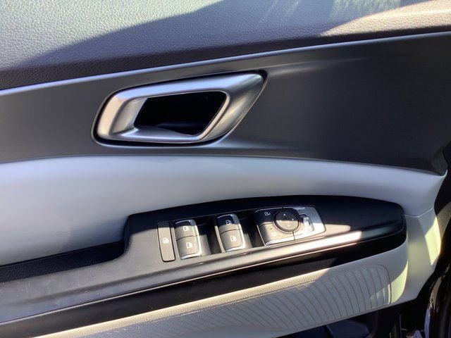 Used 2022 Kia Carnival LX image 10