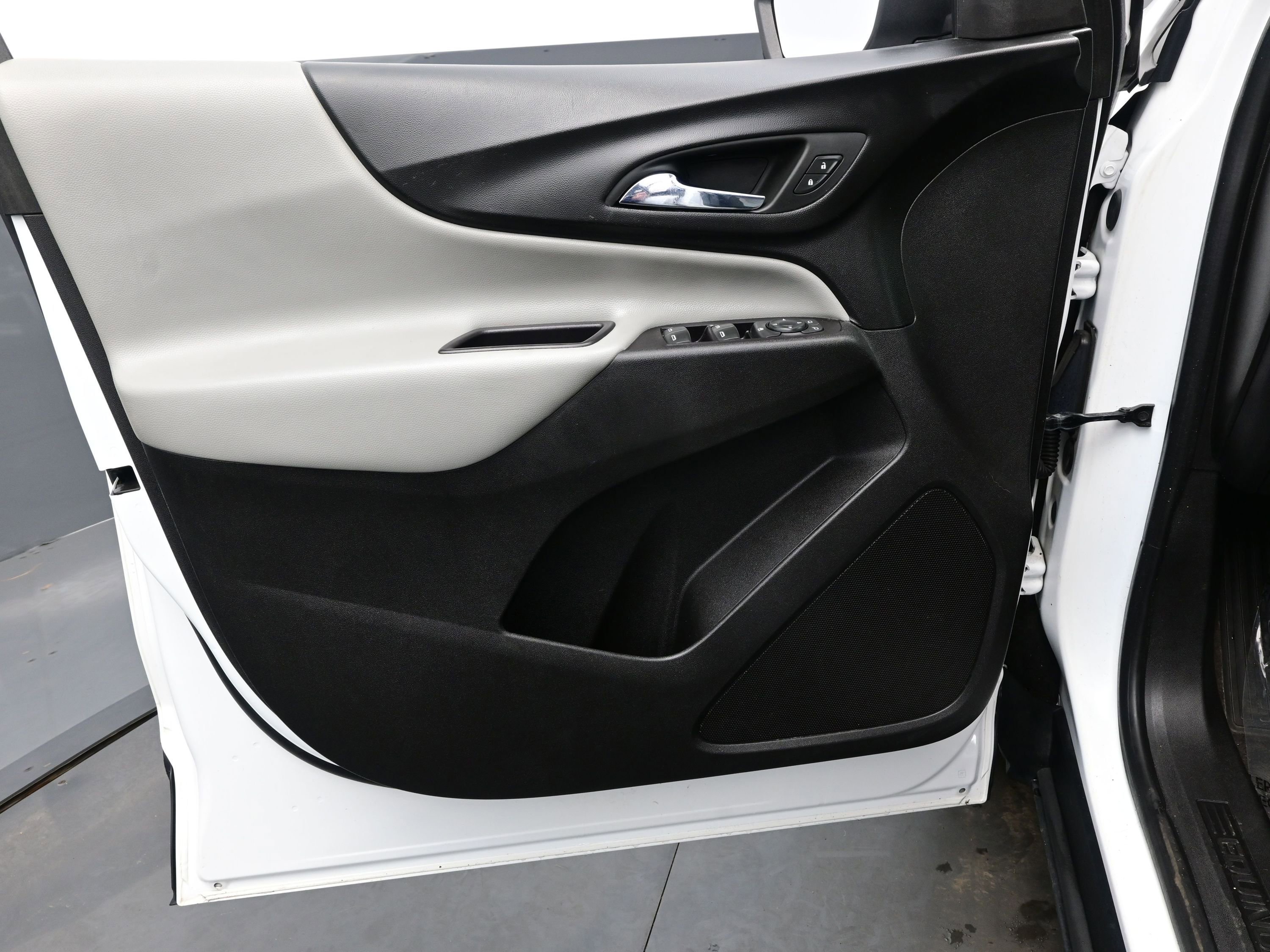 Used 2019 Chevrolet Equinox LS image 9