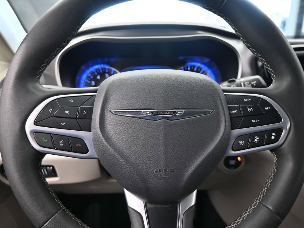Used 2023 Chrysler Pacifica Touring-L image 29