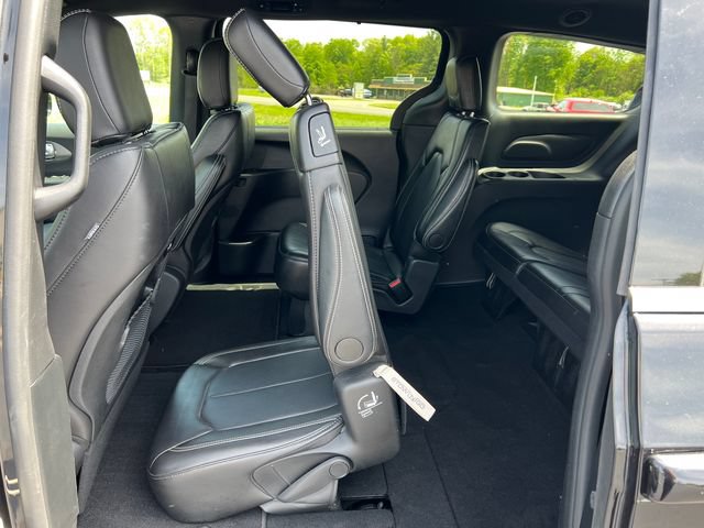 Used 2025 Chrysler Pacifica Select FWD image 5