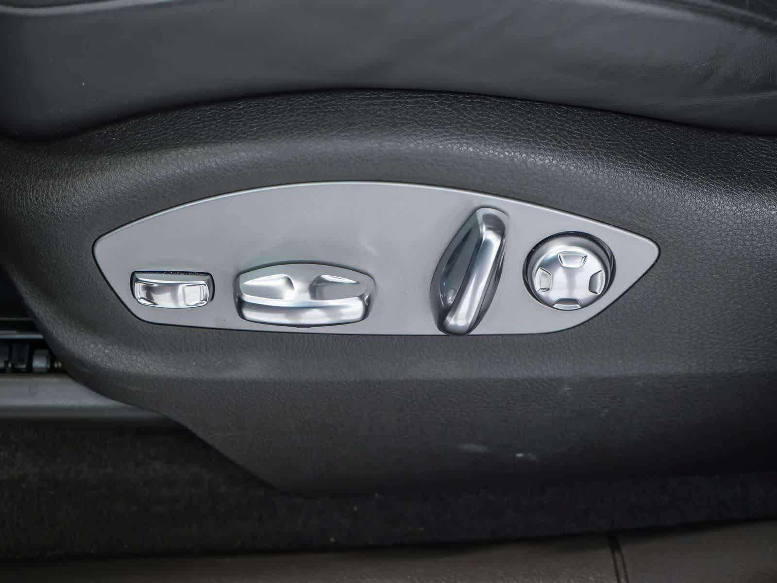 Certified 2024 Porsche Macan AWD/4WD image 25