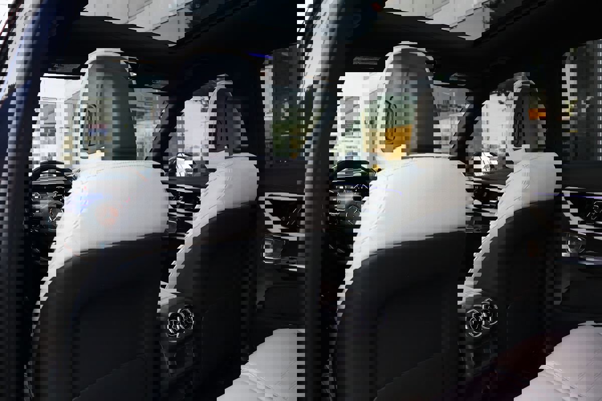 Used 2024 Mercedes-Benz GLC 300 4MATIC w/ AMG Line image 36