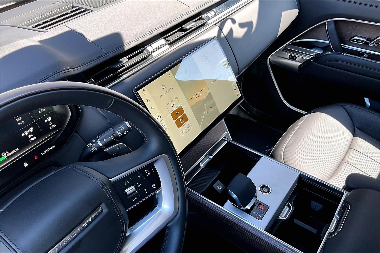 Used 2025 Land Rover Range Rover SE image 31