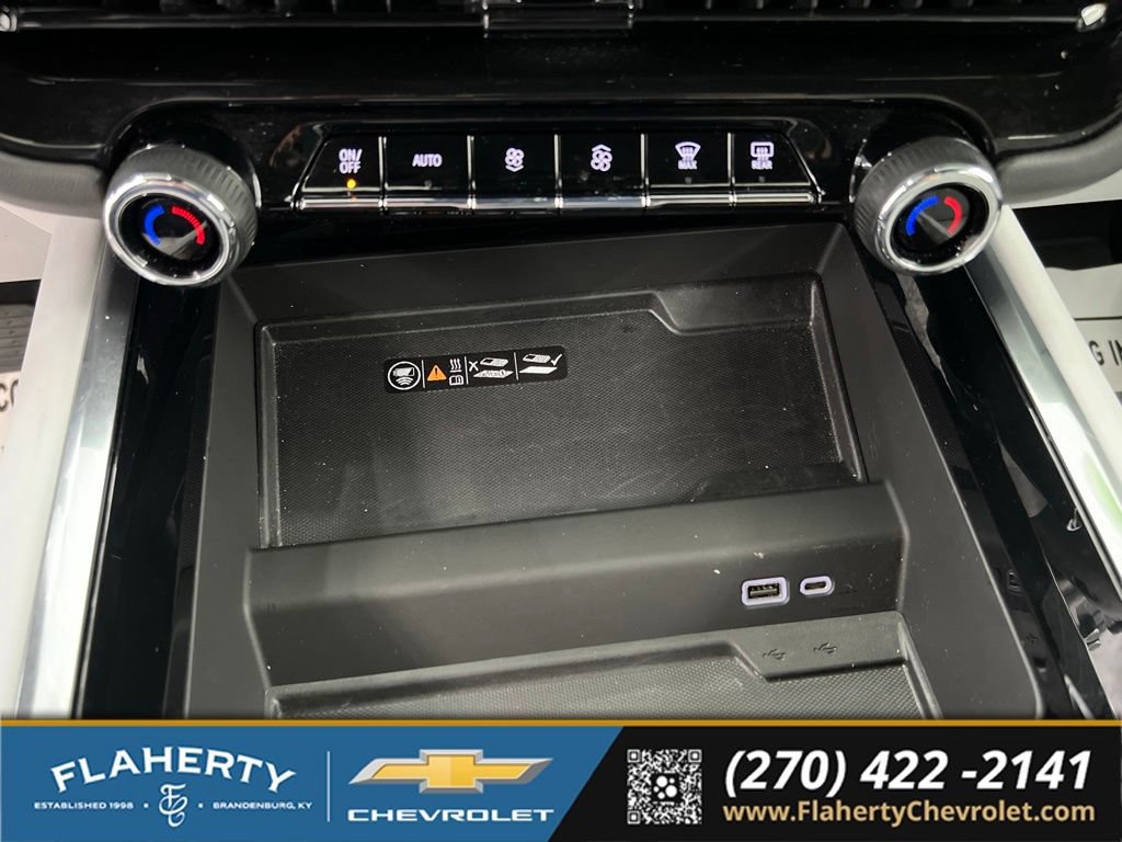 Used 2026 Chevrolet Suburban Premier AWD/4WD image 32