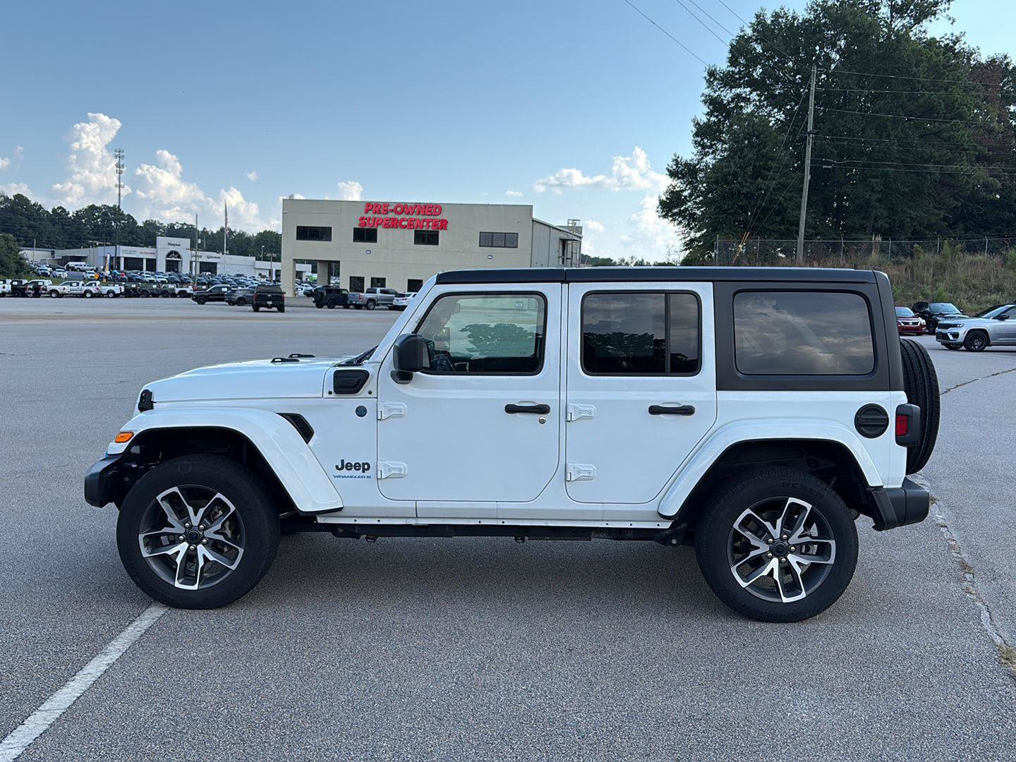 Used 2024 Jeep Wrangler Unlimited w/ Convenience Group AWD/4WD image 5