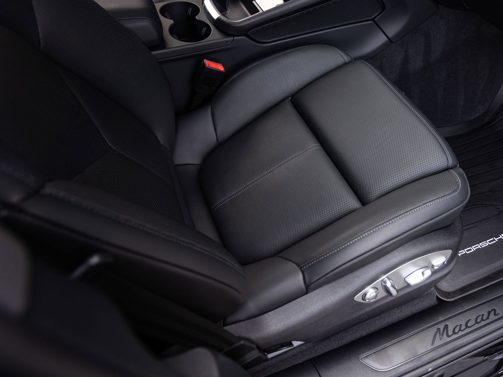 Certified 2025 Porsche Macan image 34