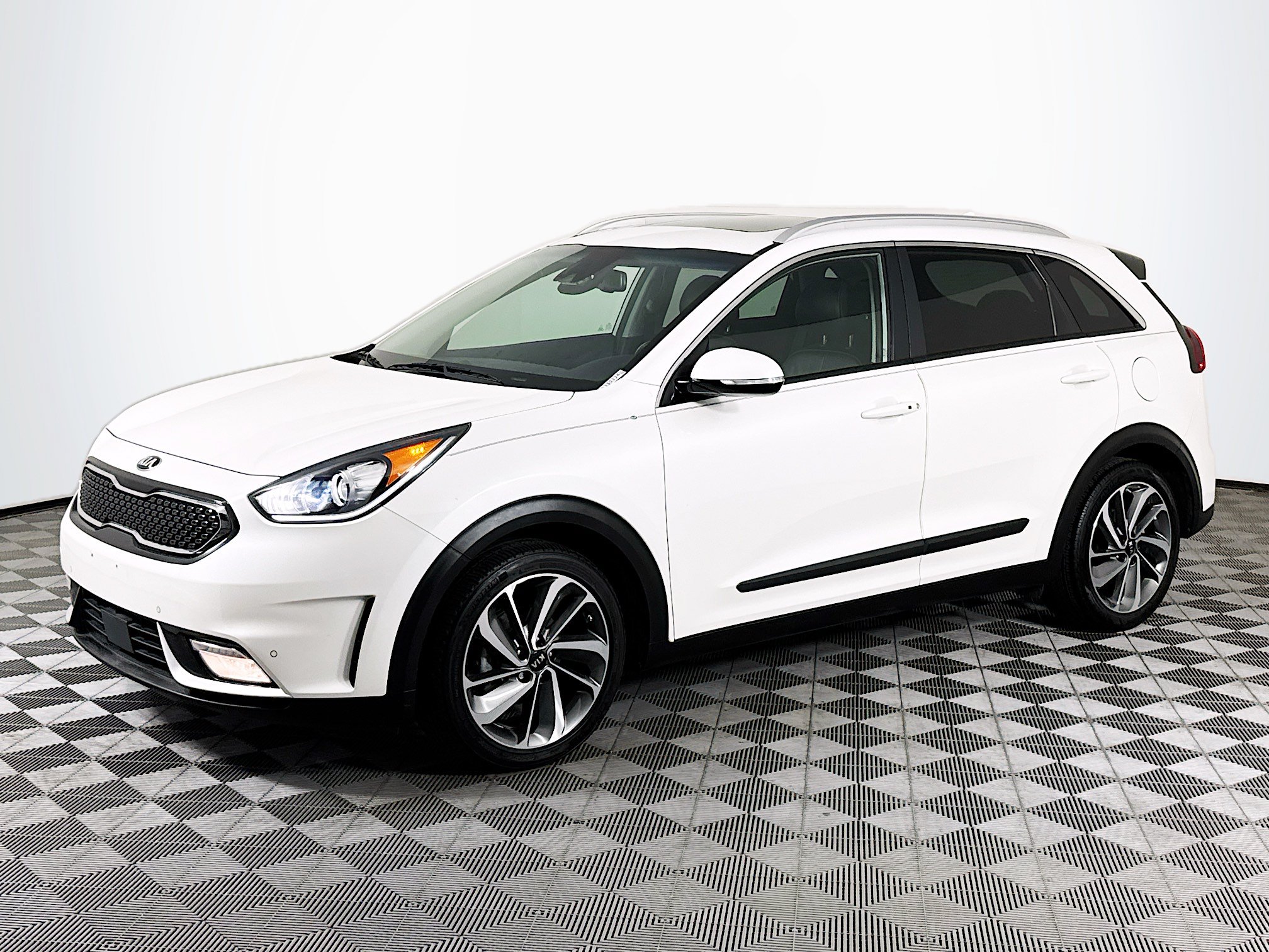 Used 2019 Kia Niro Touring FWD image 4