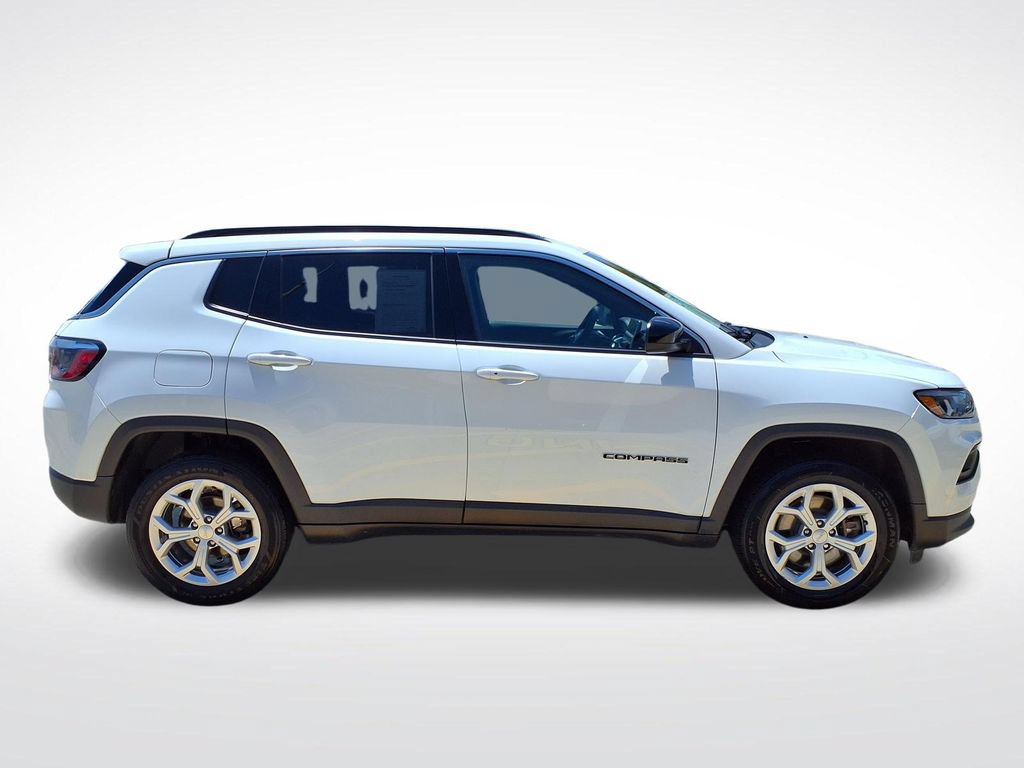 Used 2024 Jeep Compass Latitude AWD/4WD image 5