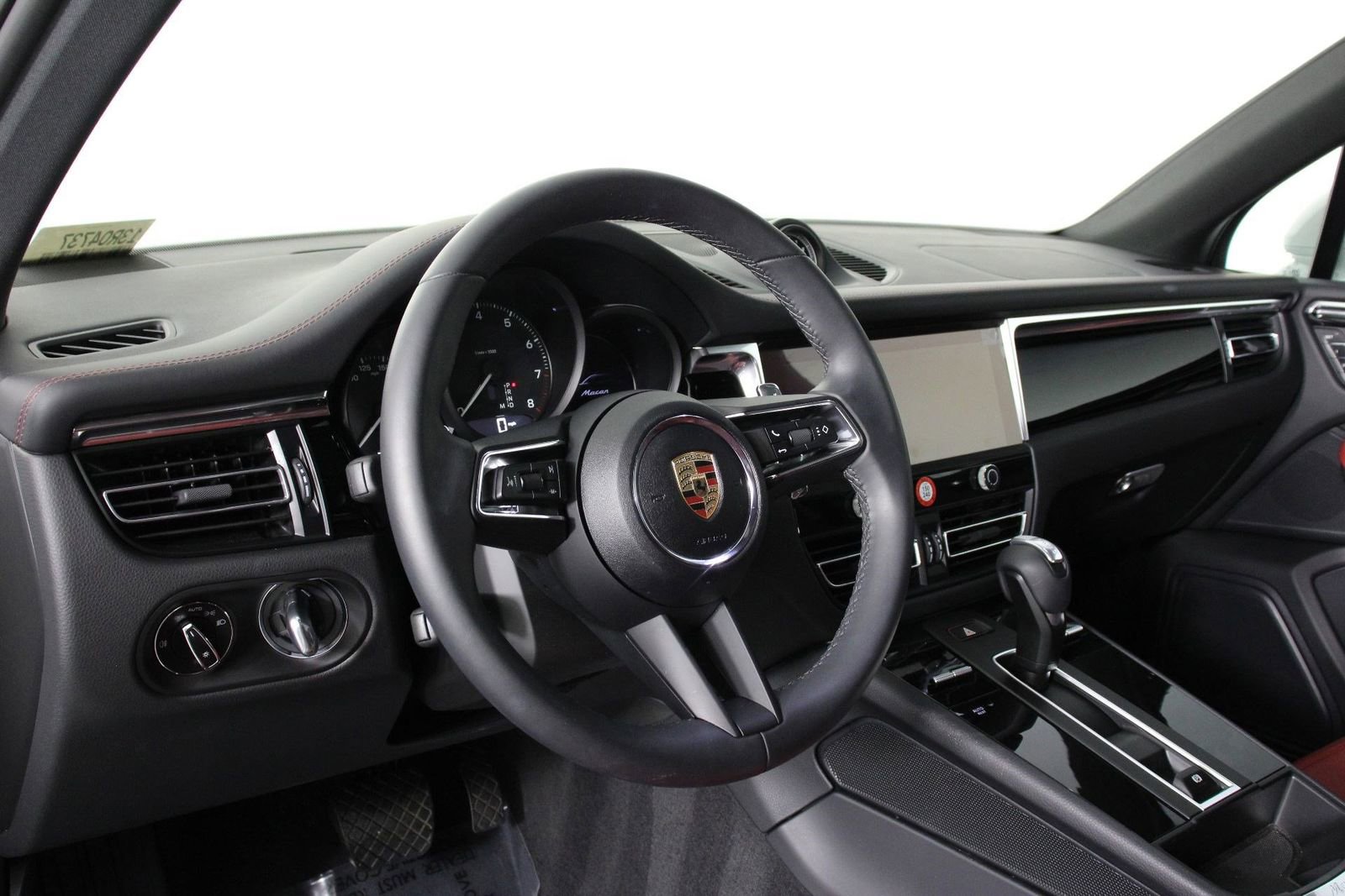 Certified 2025 Porsche Macan image 4