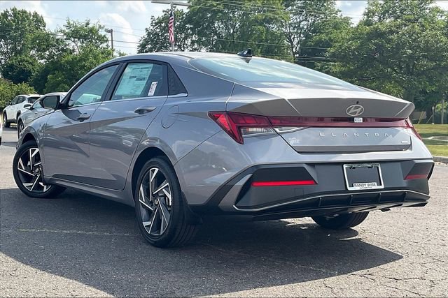 New 2025 Hyundai Elantra Limited image 3