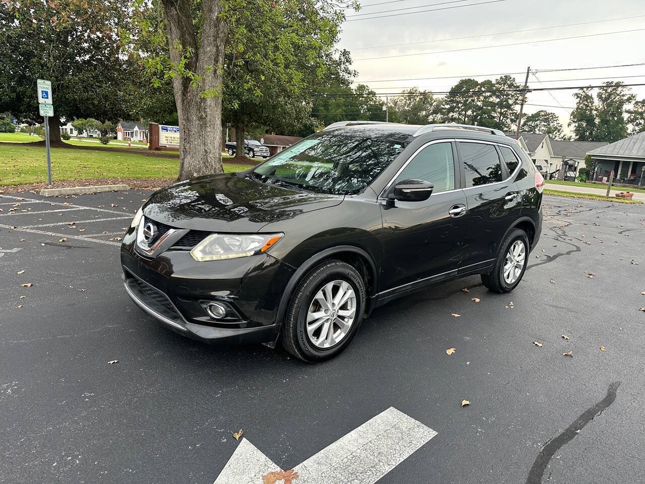 Used 2015 Nissan Rogue SV FWD image 1