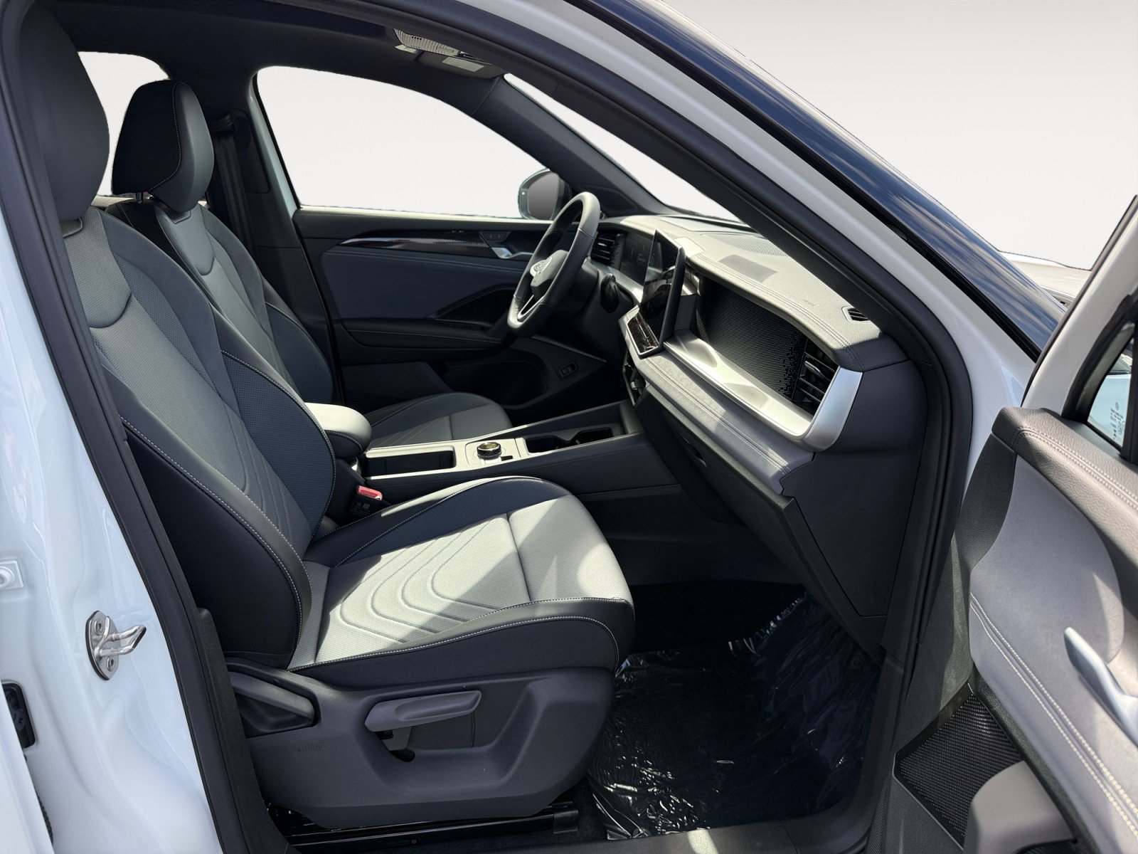 New 2026 Volkswagen Tiguan SE R-Line AWD/4WD image 19