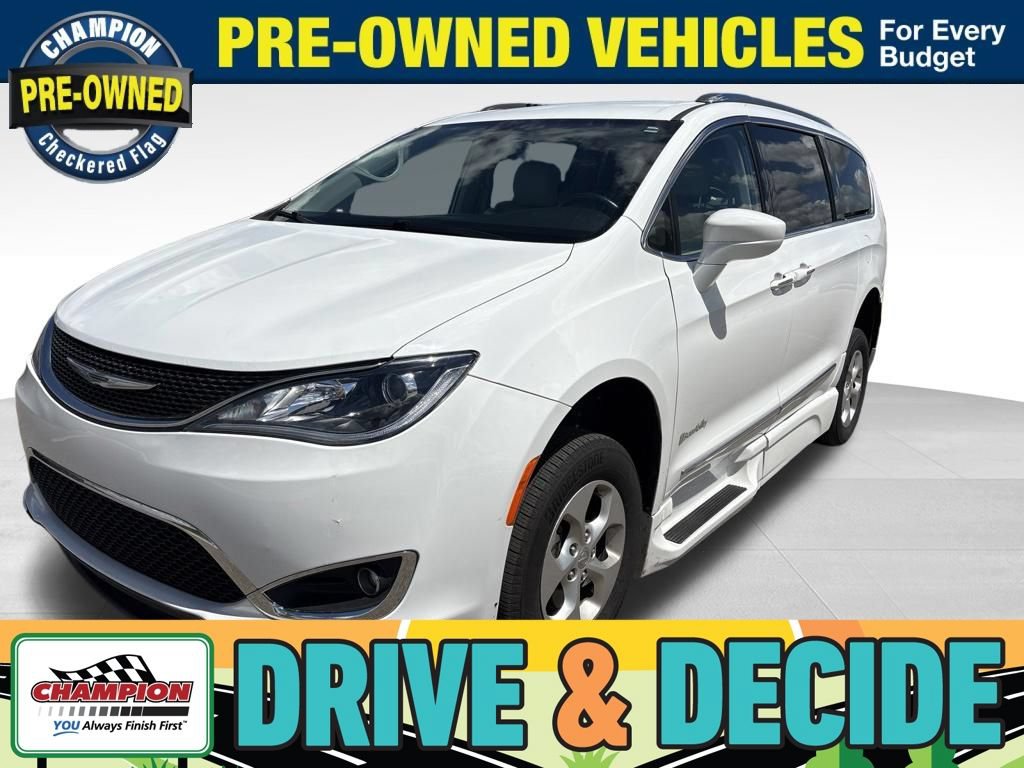 Used 2017 Chrysler Pacifica Touring-L Plus FWD image 1