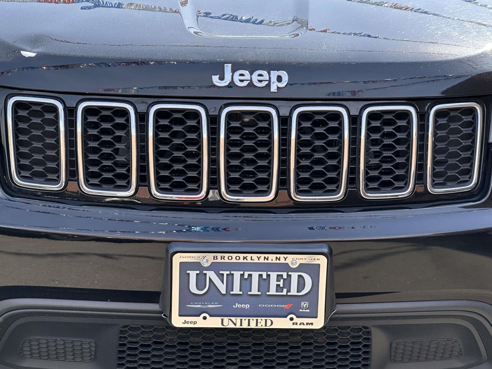 Used 2019 Jeep Grand Cherokee Laredo AWD/4WD image 10
