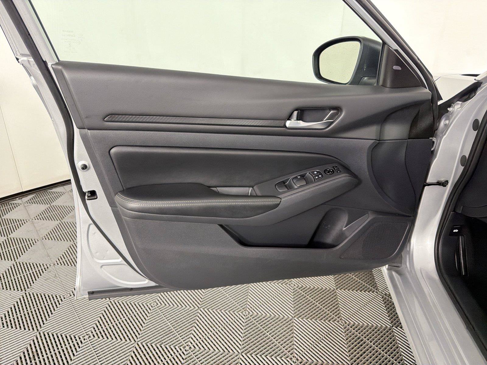Used 2025 Nissan Altima 2.5 SV FWD image 8