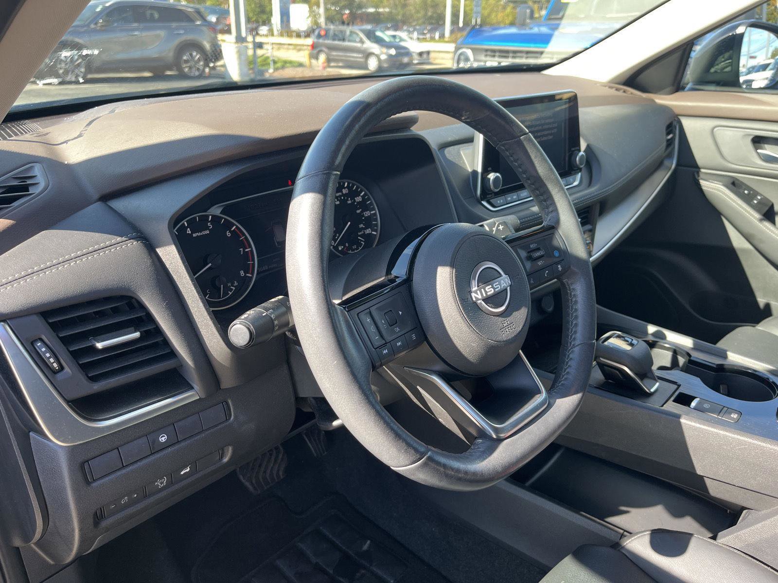 Used 2023 Nissan Rogue SV w/ SV Premium B Package image 11