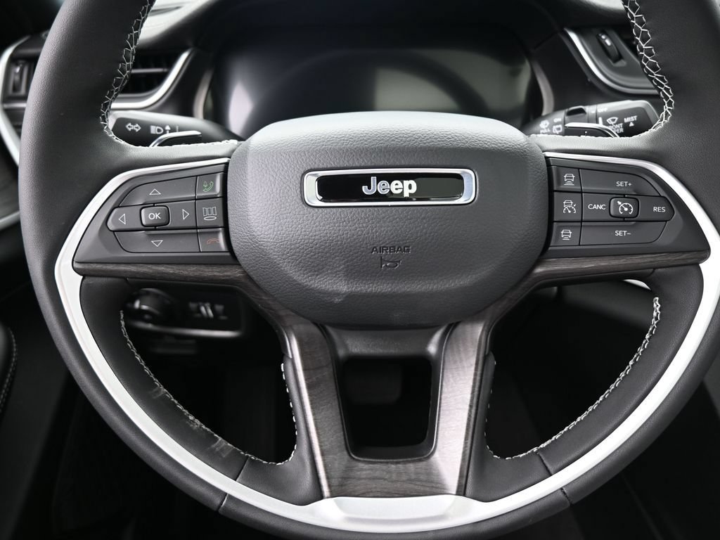 Used 2025 Jeep Grand Cherokee L Limited RWD image 23