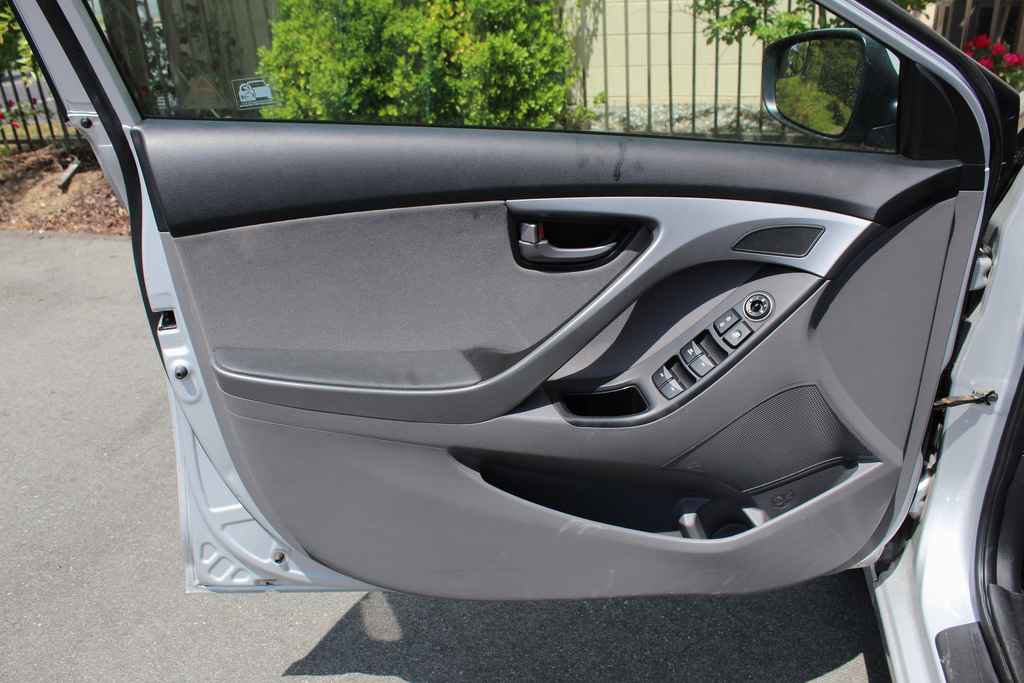 Used 2015 Hyundai Elantra SE w/ Option Group 02 FWD image 10