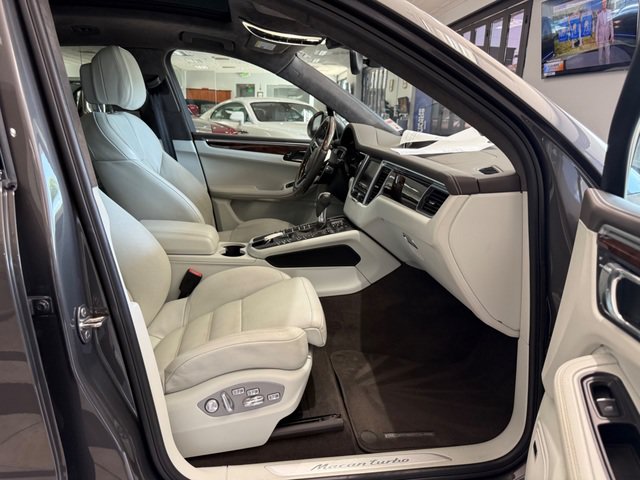 Used 2016 Porsche Macan Turbo AWD/4WD image 10