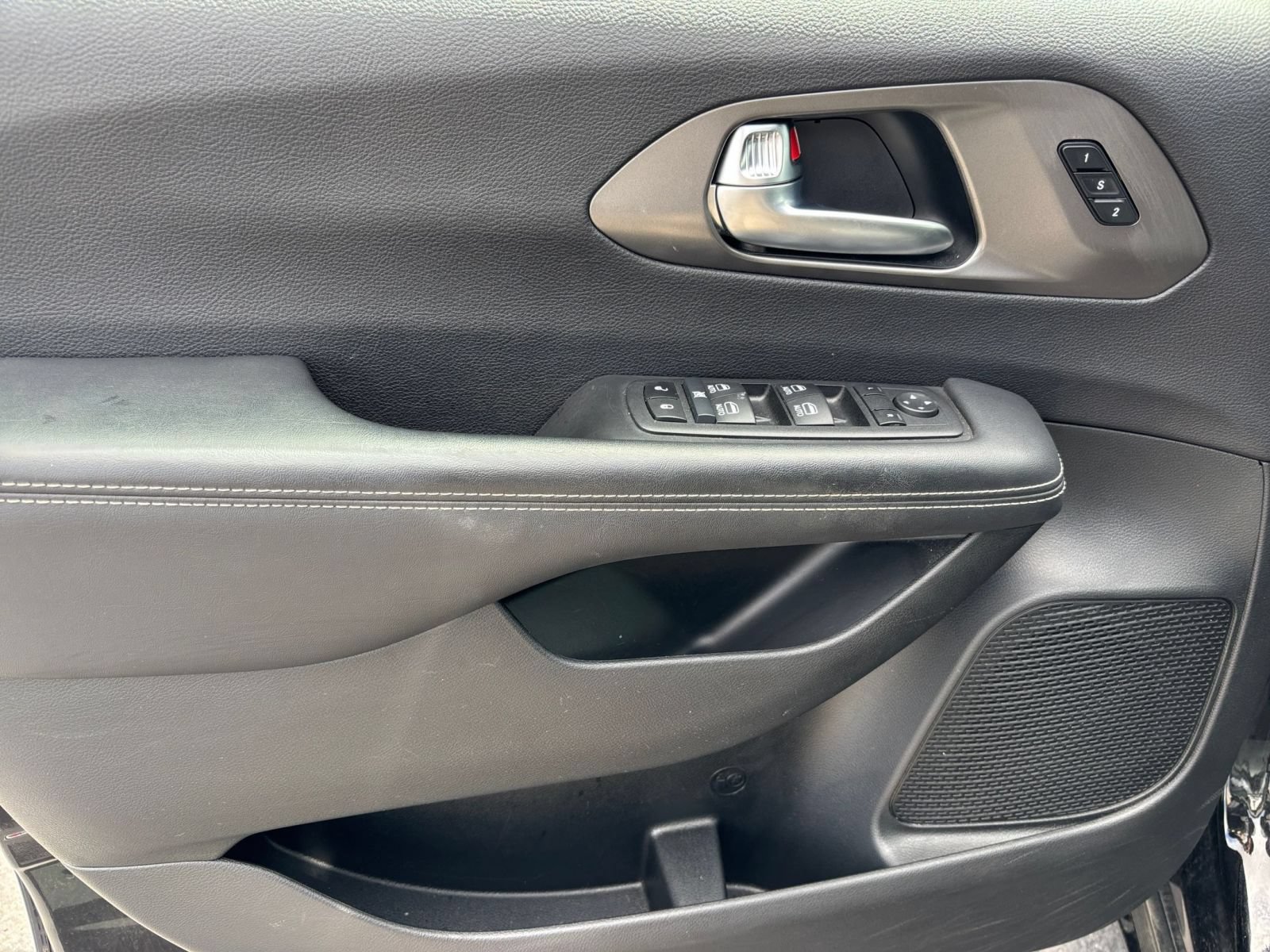 Used 2025 Chrysler Pacifica Select FWD image 18