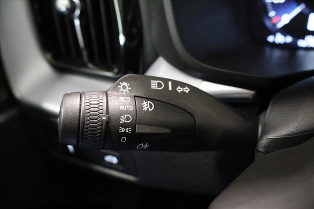 Used 2019 Volvo XC60 T6 Momentum w/ Multimedia Package AWD/4WD image 12