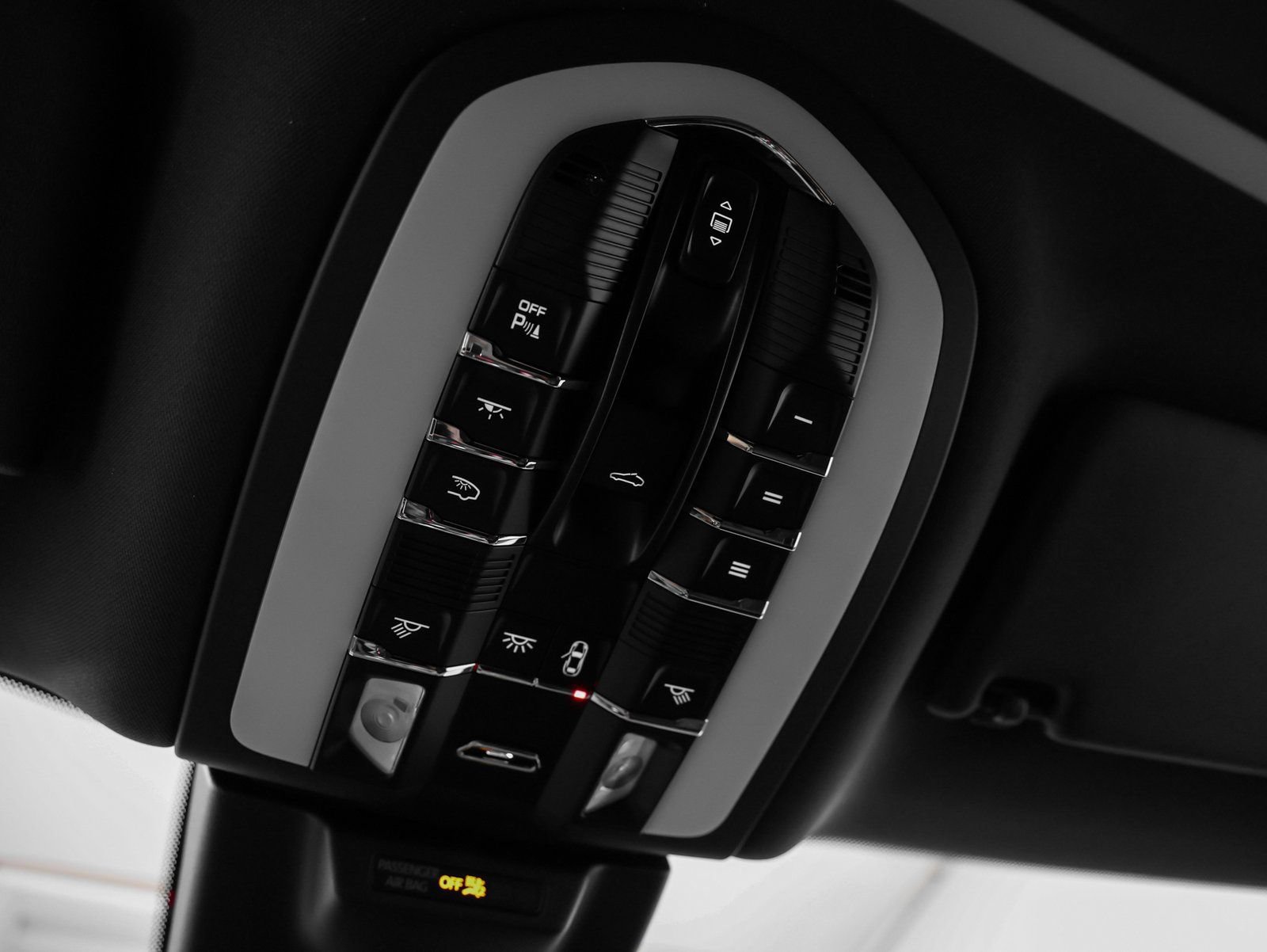 Used 2025 Porsche Macan AWD/4WD image 35
