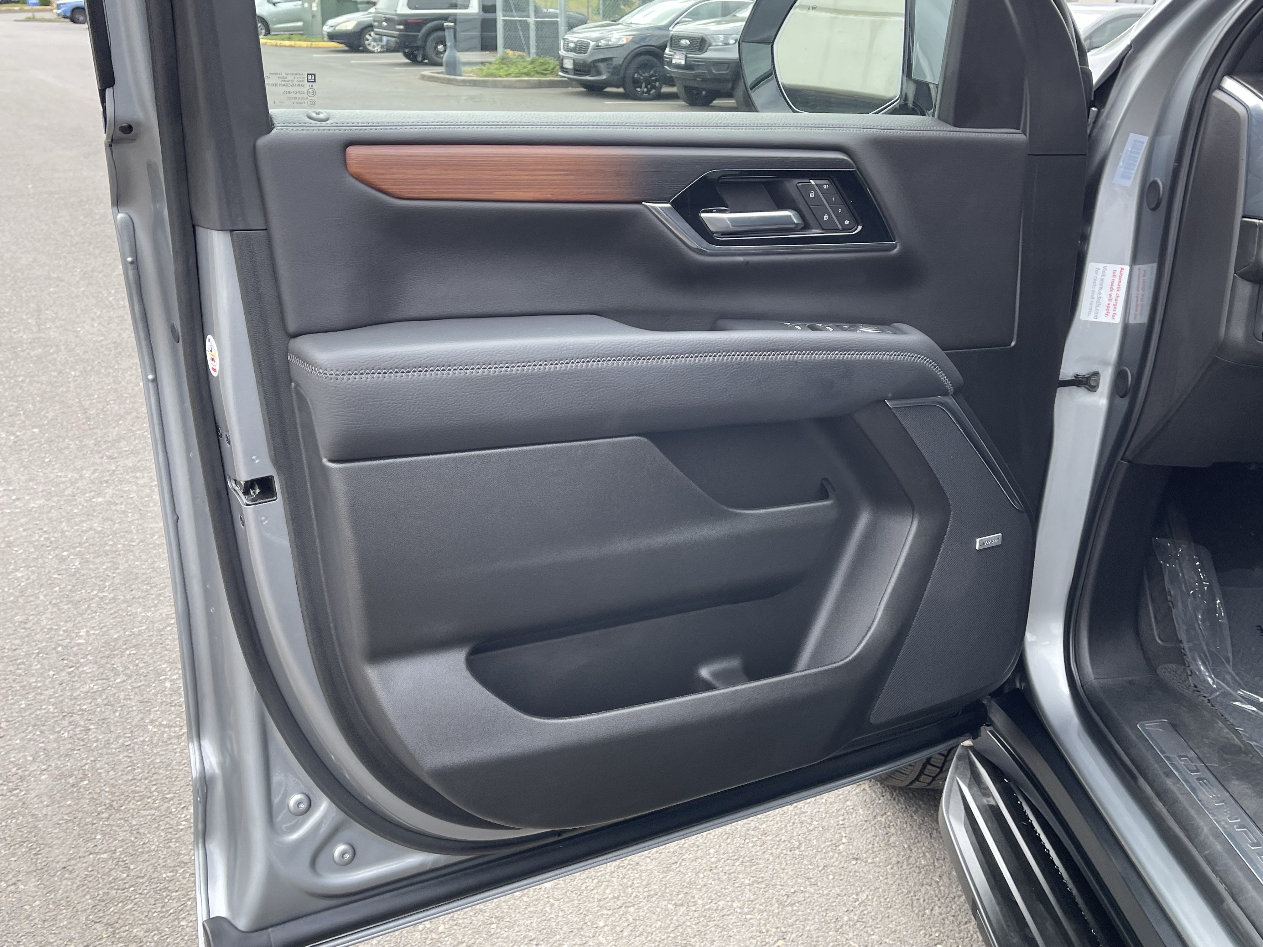 Used 2025 GMC Yukon XL Denali AWD/4WD image 16