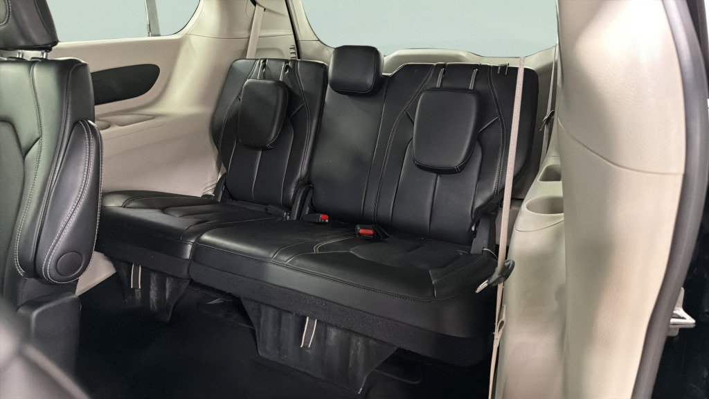 Used 2024 Chrysler Pacifica Touring-L FWD image 36