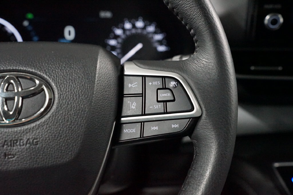 Certified 2025 Toyota Sienna XLE FWD image 13