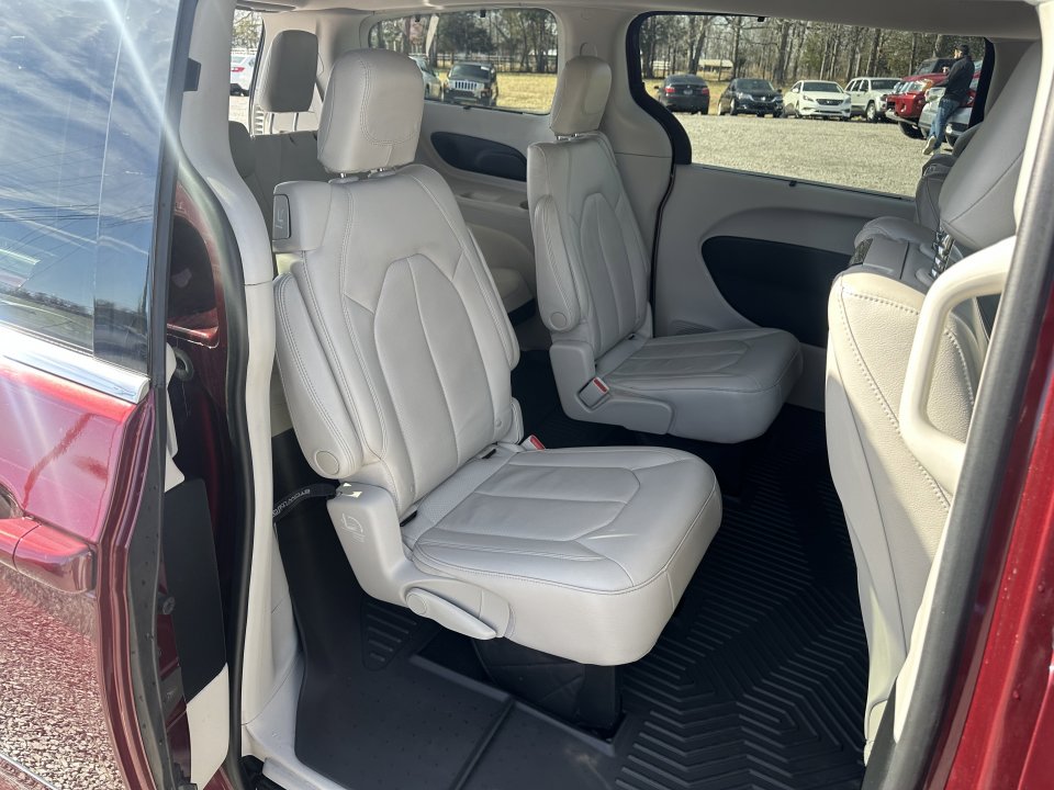 Used 2017 Chrysler Pacifica Touring-L Plus w/ Advanced Safetytec Group FWD image 21