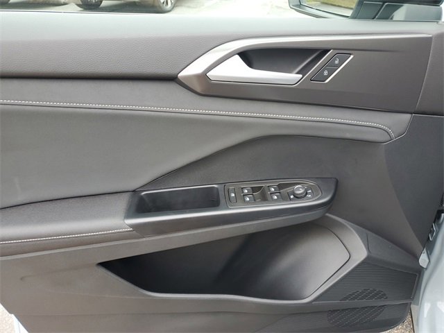 Certified 2025 Volkswagen Taos SE image 24