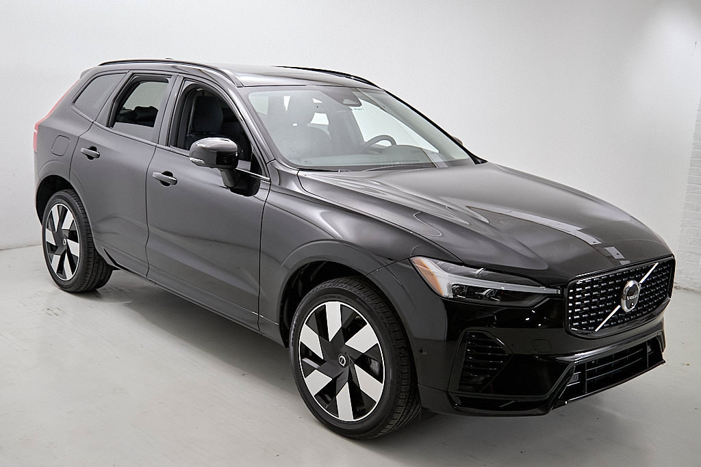 Certified 2025 Volvo XC60 T8 Plus w/ Protection Package Premier AWD/4WD image 4
