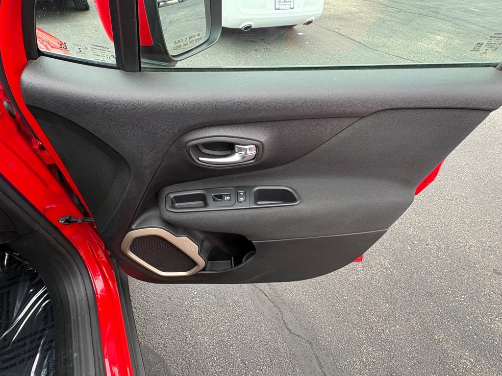 Used 2017 Jeep Renegade Latitude w/ Cold Weather Group image 16