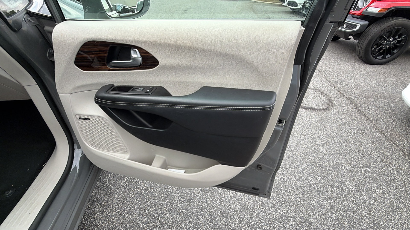 Used 2022 Chrysler Pacifica Limited FWD image 19