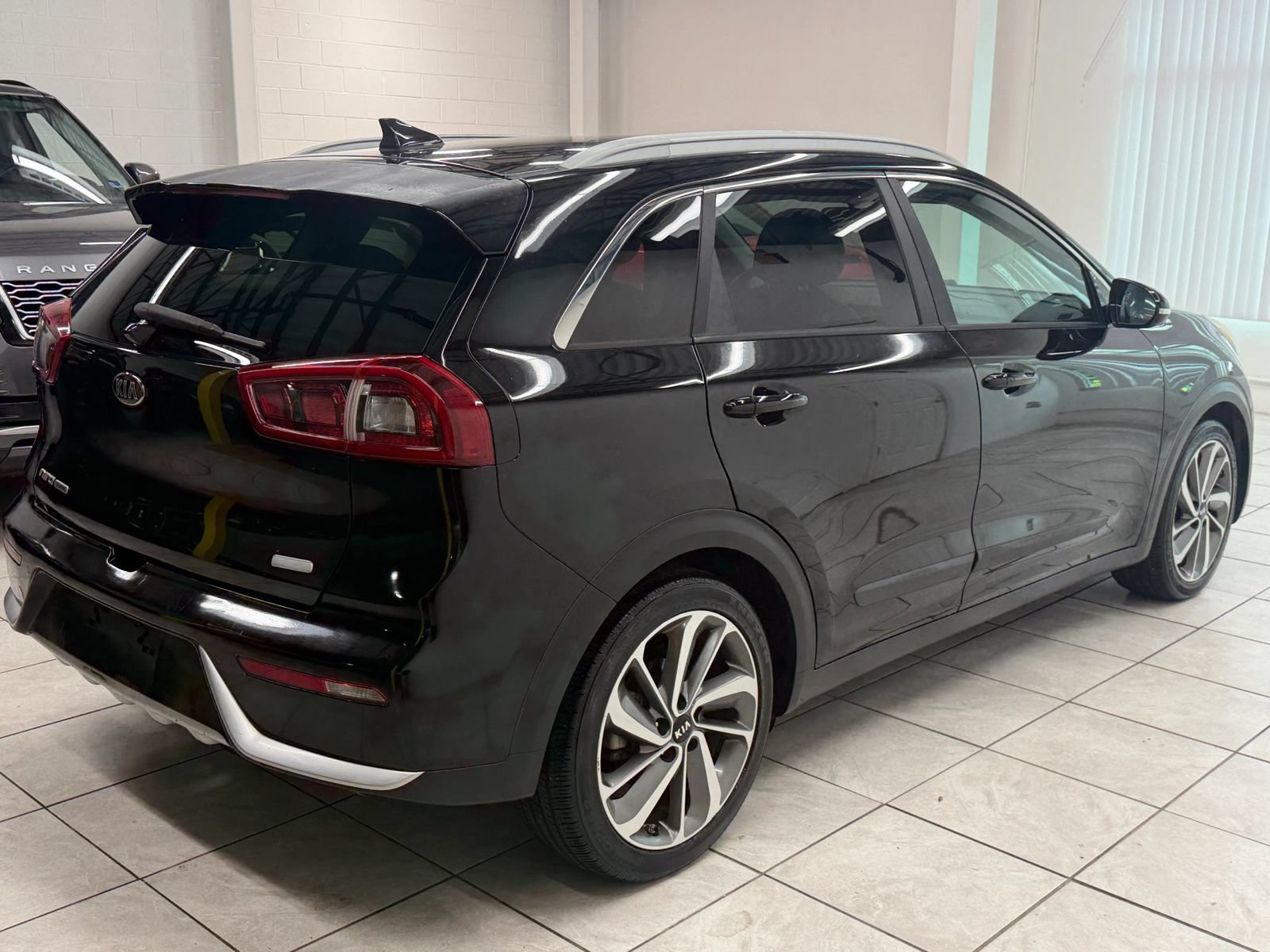 Used 2017 Kia Niro Touring FWD image 9