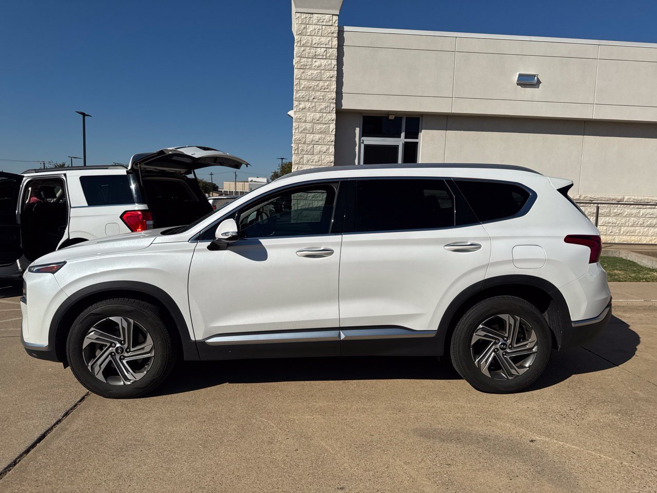 Used 2021 Hyundai Santa Fe SEL w/ Convenience + Premium Package FWD image 3