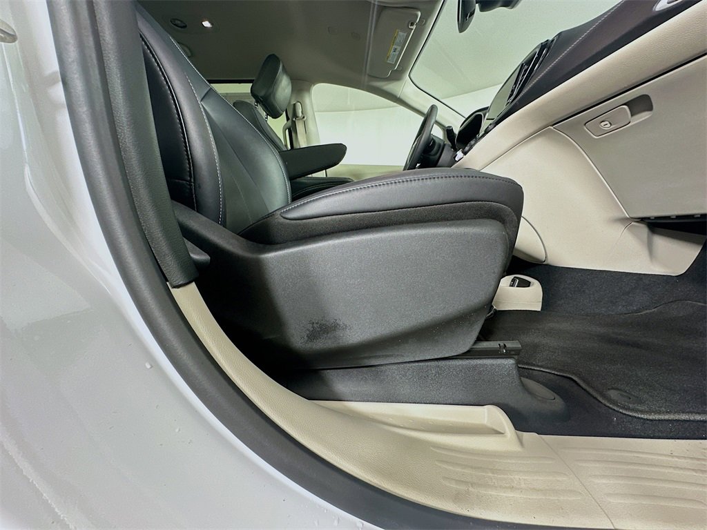 Used 2024 Chrysler Pacifica Touring-L image 22