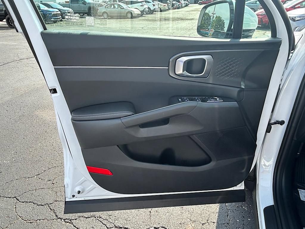 New 2025 Kia Sorento LX image 16