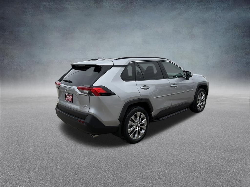 Used 2022 Toyota RAV4 XLE Premium AWD/4WD image 5