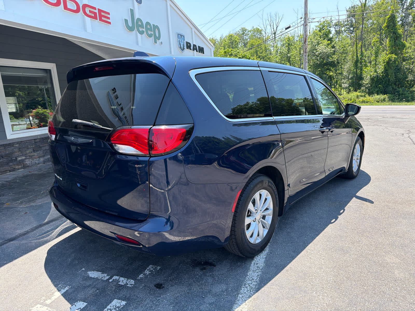 Used 2017 Chrysler Pacifica Touring w/ Tire & Wheel Group FWD image 8