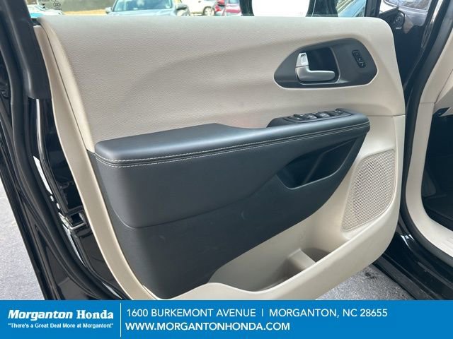 Used 2024 Chrysler Pacifica Touring-L image 12