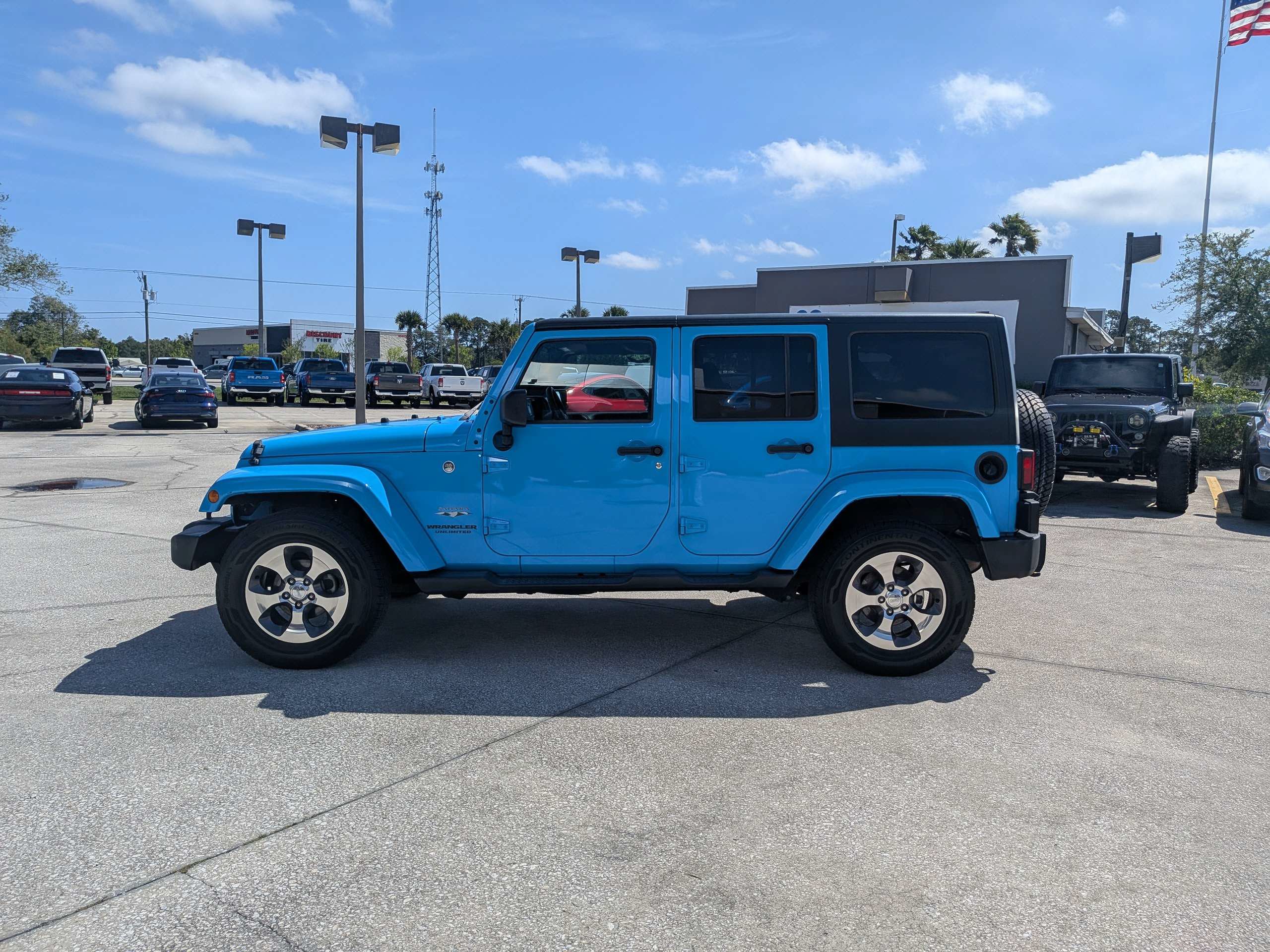 Used 2017 Jeep Wrangler Unlimited Sahara w/ Connectivity Group AWD/4WD image 7