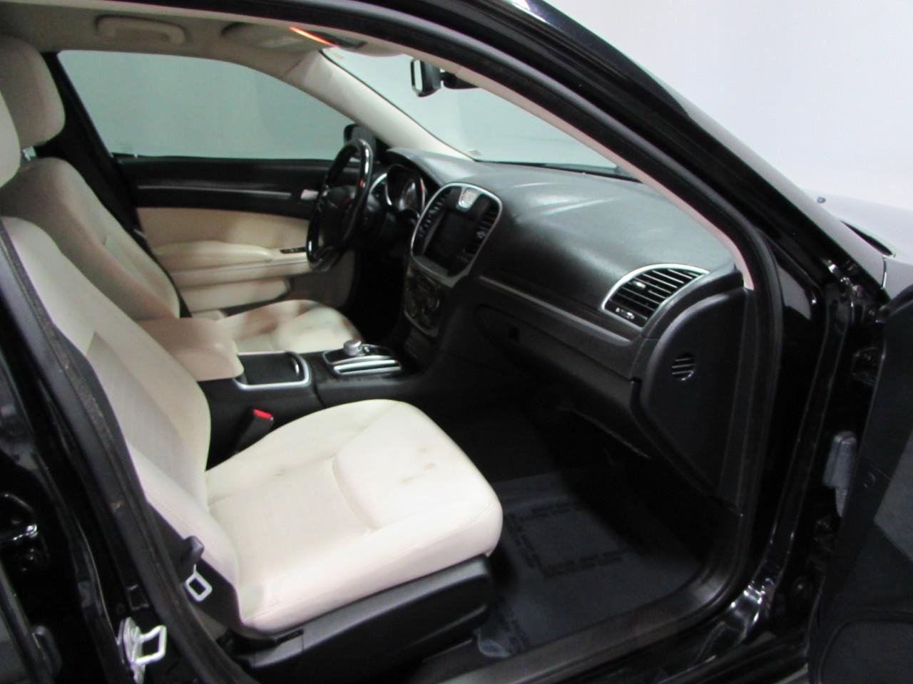 Used 2020 Chrysler 300 Touring image 17