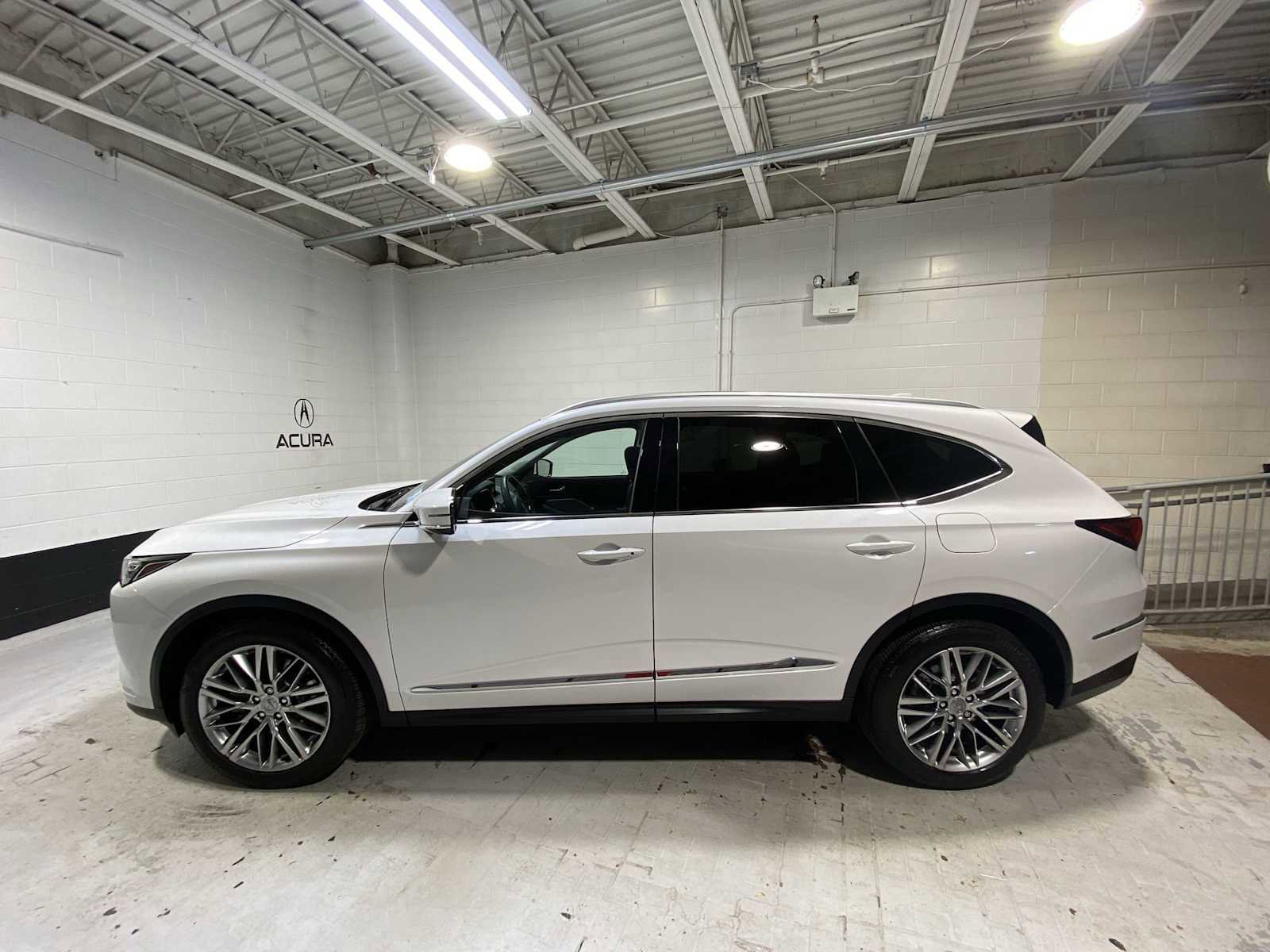 Certified 2023 Acura MDX SH-AWD w/ Advance Package image 3