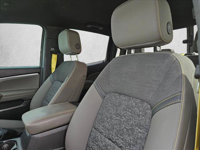 Used 2024 Chevrolet Colorado ZR2 w/ Technology Package AWD/4WD image 14