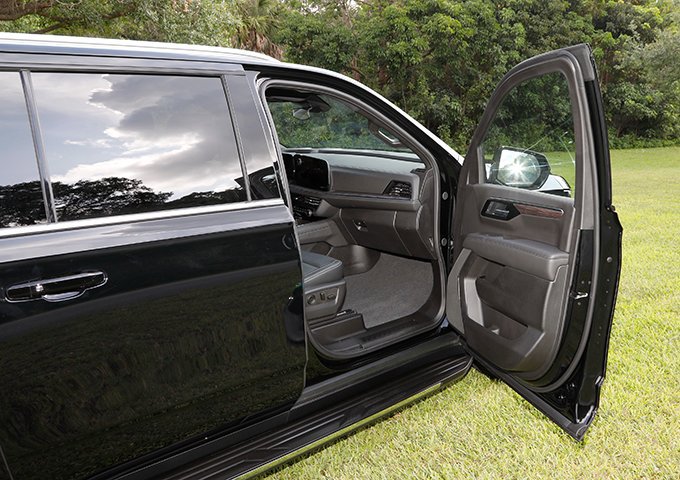 Used 2025 Chevrolet Suburban LS RWD image 16